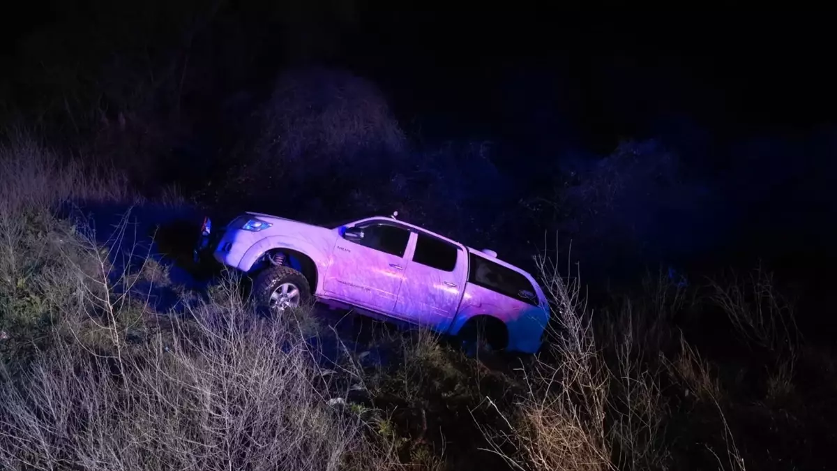 İnegöl\'de Şarampole Devrilen Kamyonette Sürücü Yaralandı