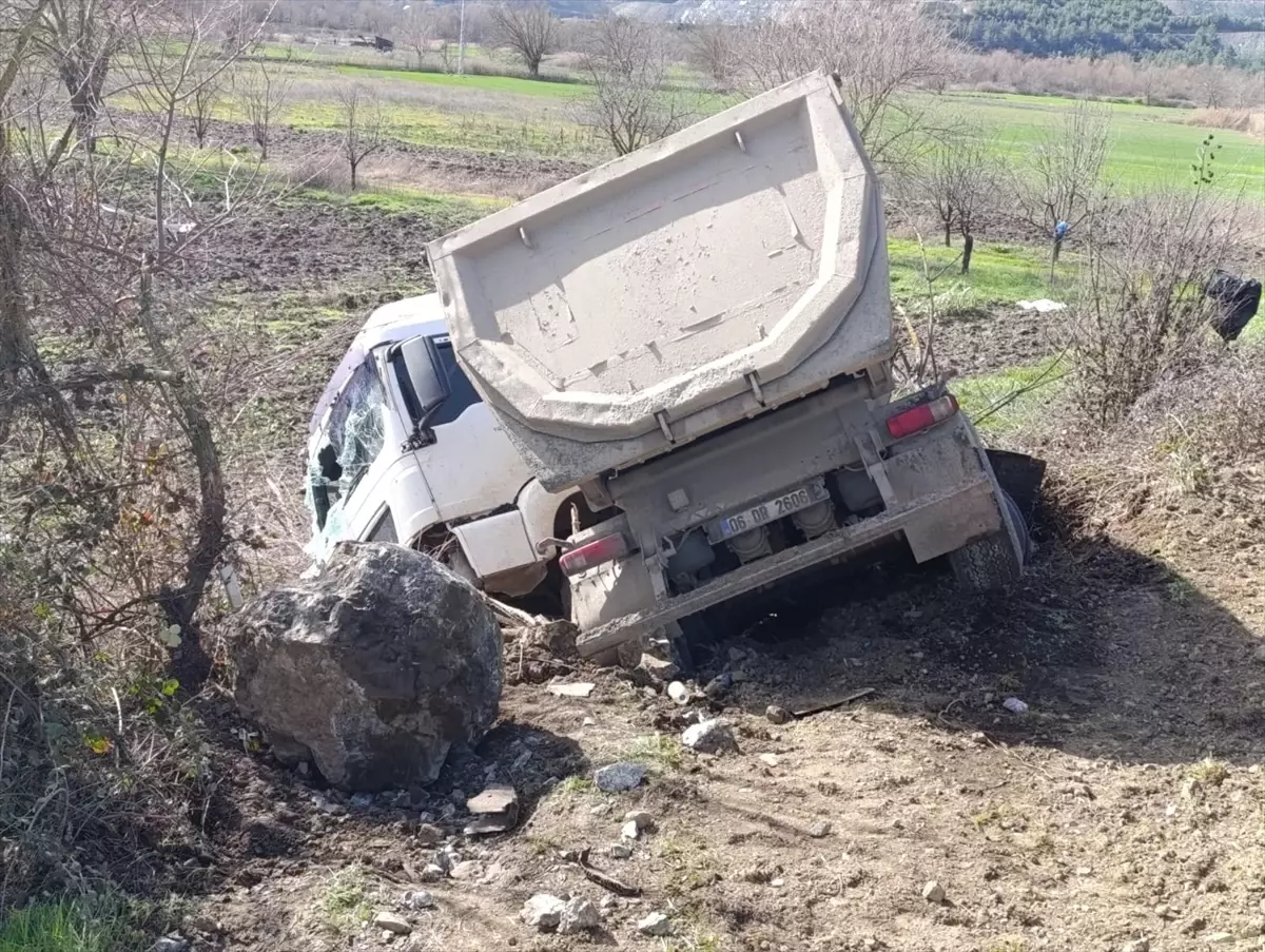 Otomobil Tıra Çarptı: 1 Ölü, 1 Yaralı