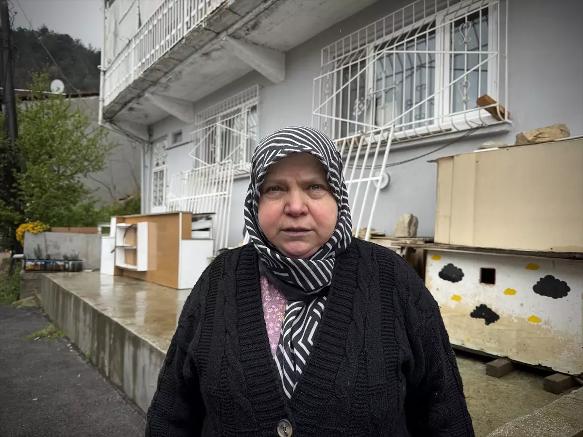 Bursa\'da Toprak Kayması: Kadın Kurtarıldı