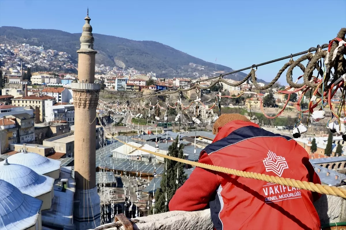 Ulu Cami\'ye \'Zekat Berekettir\' Mahyası Asıldı