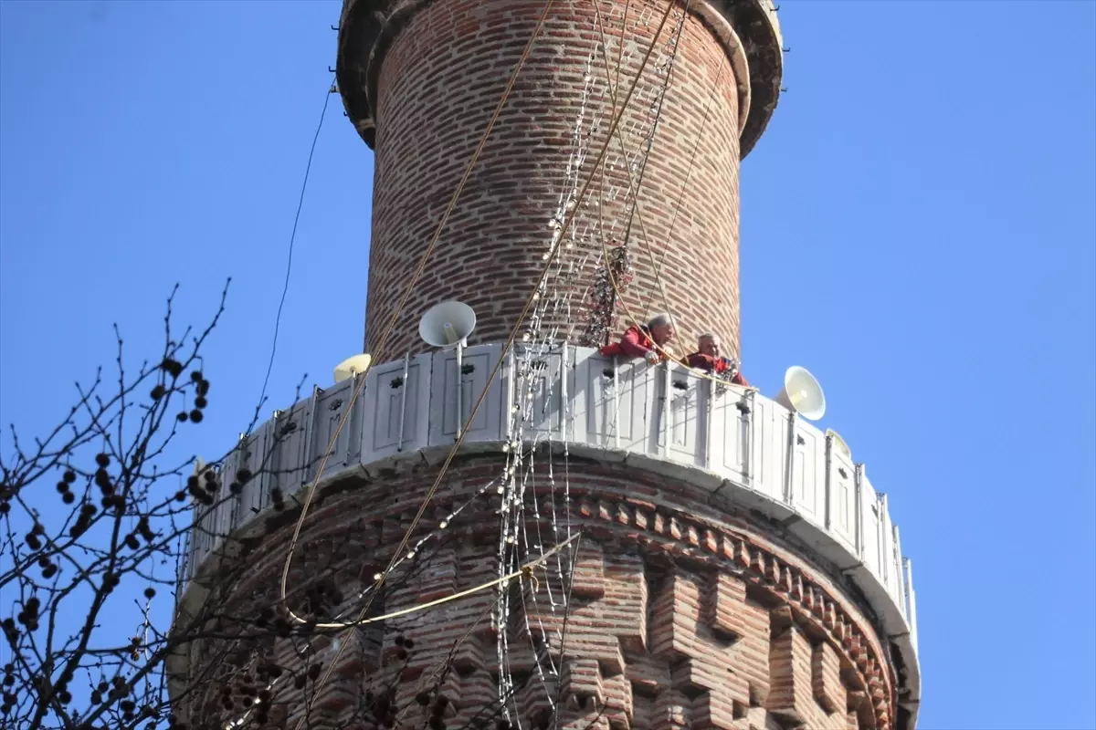 Bursa Ulu Cami\'ye Mahya Asıldı