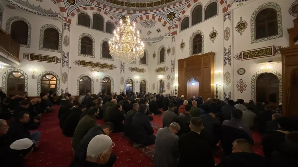 Kadir Gecesi\'nde Camiler Doldu Taştı