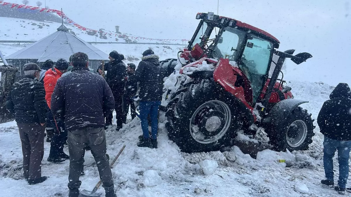 Traktör Çıldır Gölü\'ne Düştü