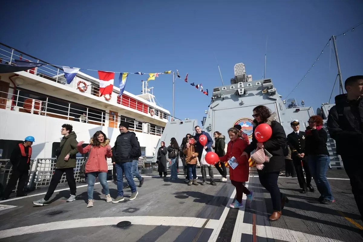 Çanakkale\'de Deniz Kuvvetleri Komutanlığı gemilerine ziyaretler sürüyor