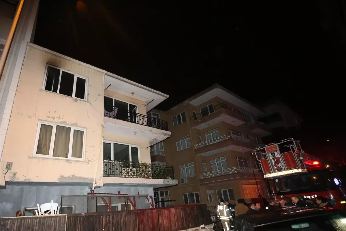 Çanakkale\'de Ev Yangını: Bir Kişi Kurtarıldı