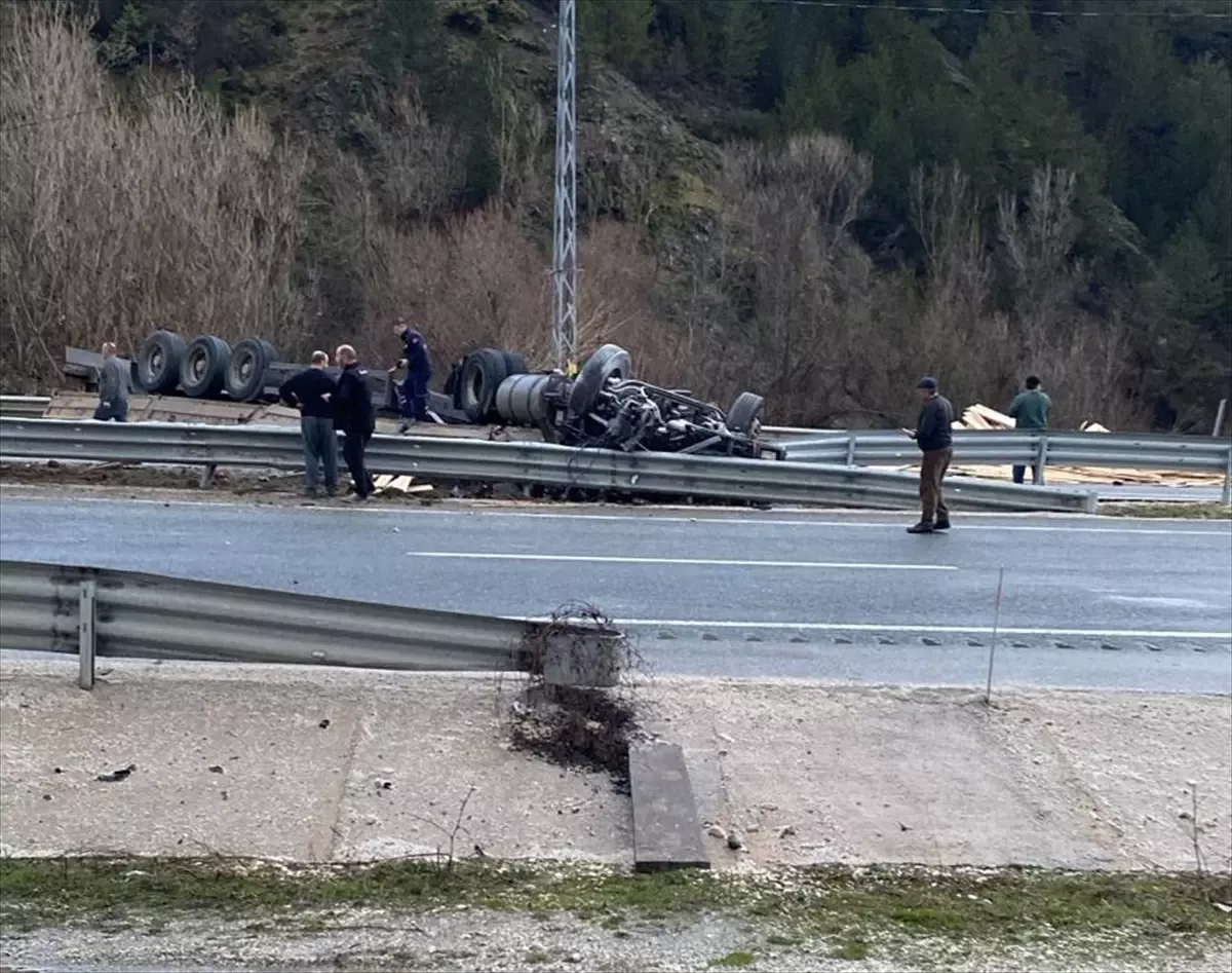 Çankırı\'da Tır Kazası: Sürücü Hayatını Kaybetti