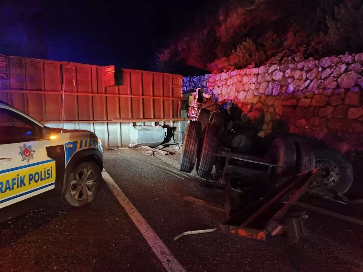 Çankırı\'da Tır Devrildi: 3 Yaralı