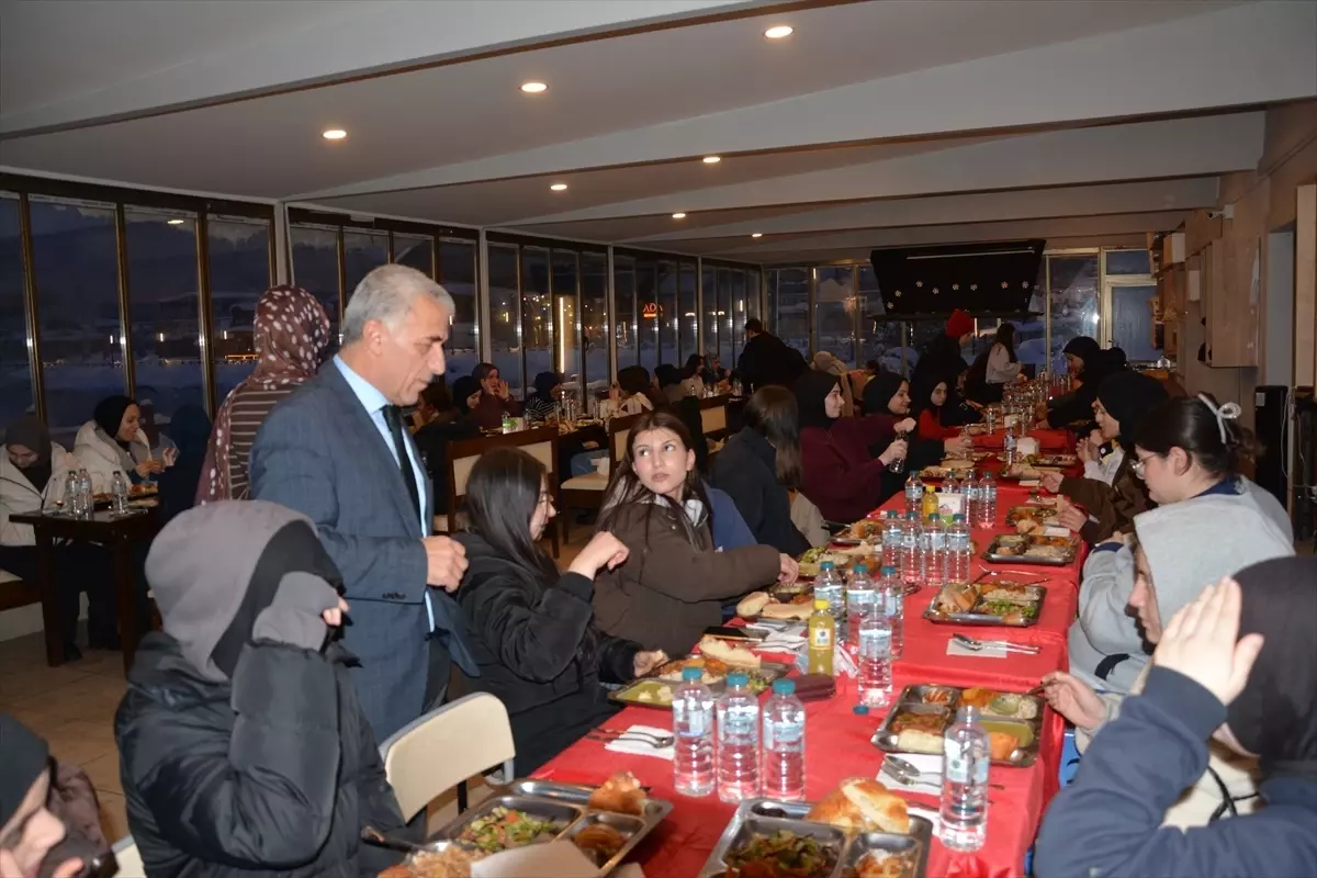 Çaykara Belediye Başkanı Tok, Öğrencilerle İftarda Buluştu