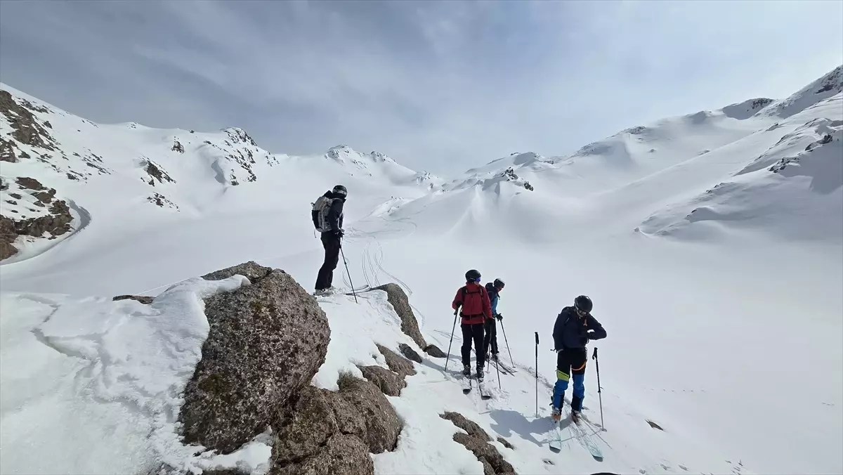 Hakkari\'de Dağcıların Kayak Keyfi
