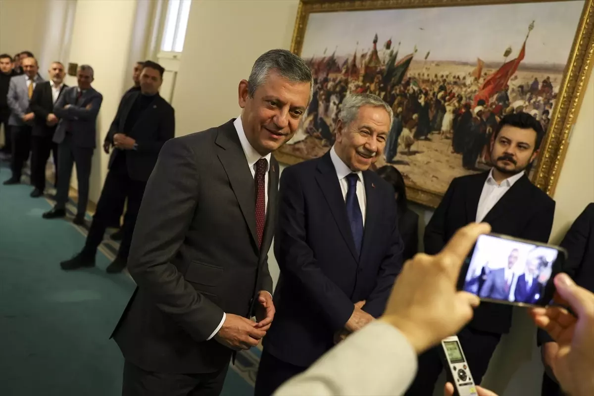 Özgür Özel ve Bülent Arınç\'tan Hemşehri Görüşmesi