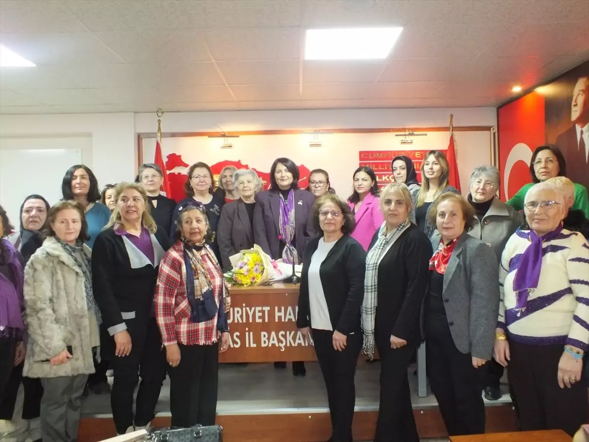 8 Mart\'ı Kutlayan Korkmaz: Eşitlik İçin Mücadele