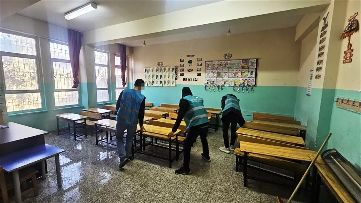 Cizre\'de denetimli serbestlik yükümlüleri 212 okulda temizlik yaptı