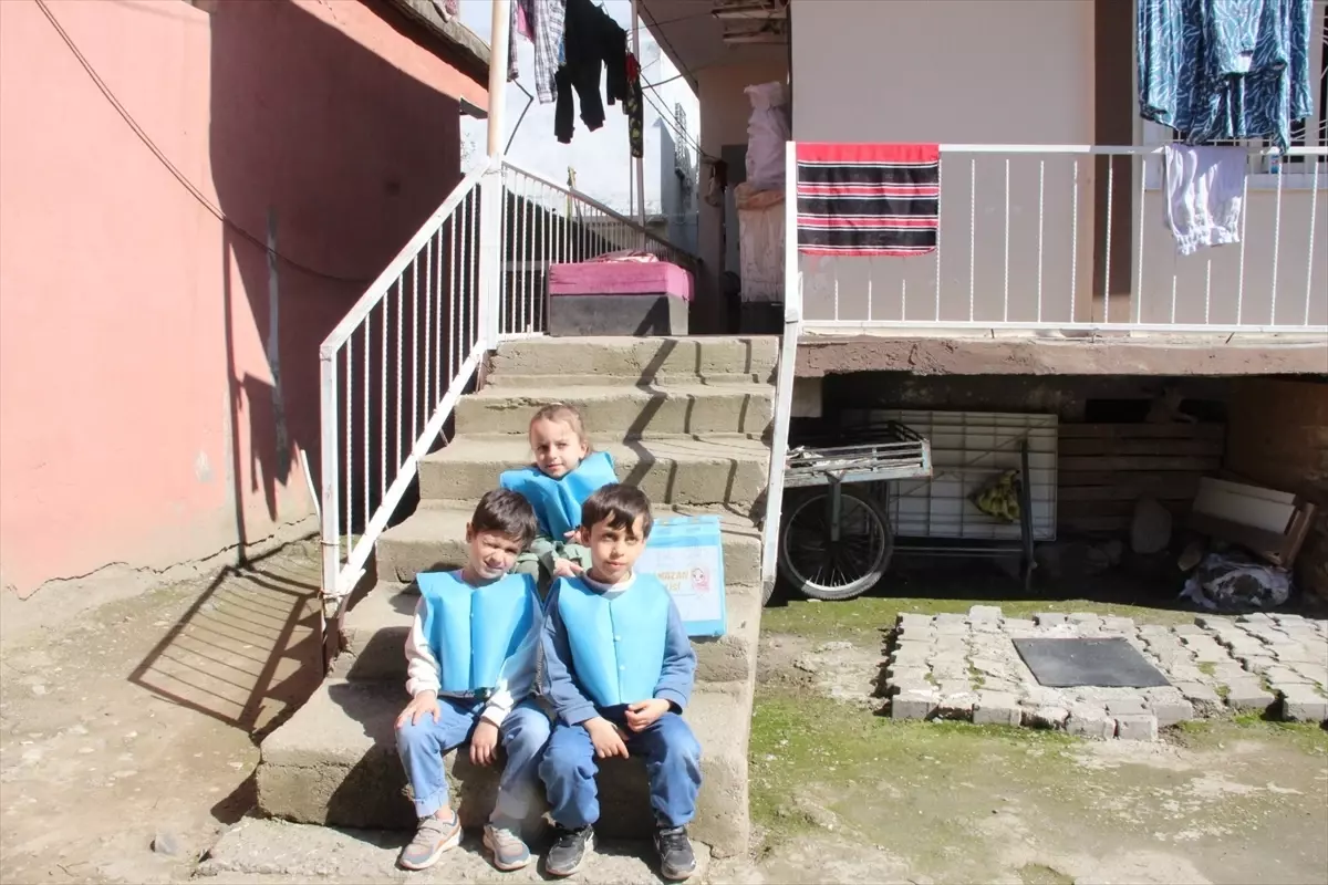 Cizre\'de Kur\'an Kursu Öğrencilerinden Yardım Kolileri