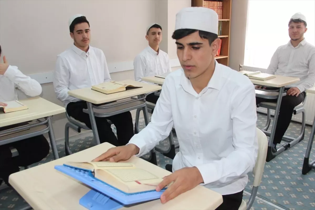 Cizre\'de 95 Günde Kur\'an Ezberleyen Genç