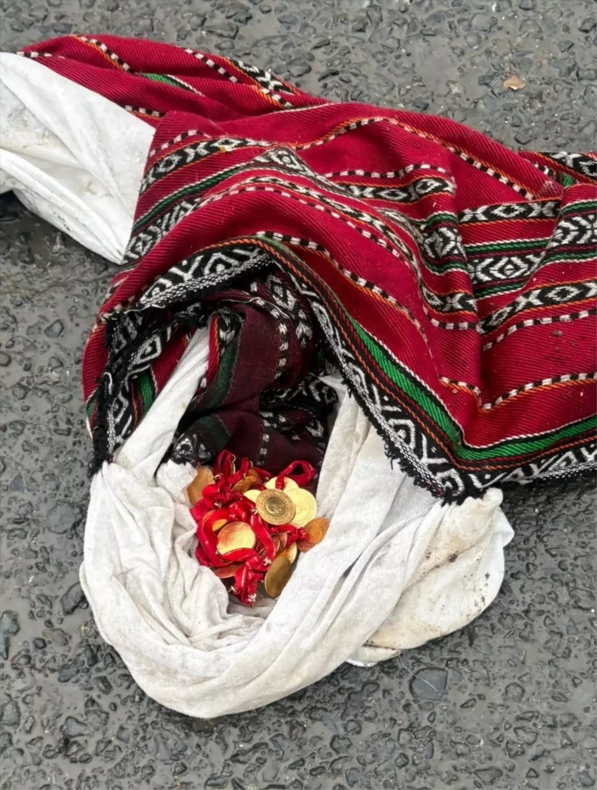 Çöpe Atılan Altınlar Bulundu