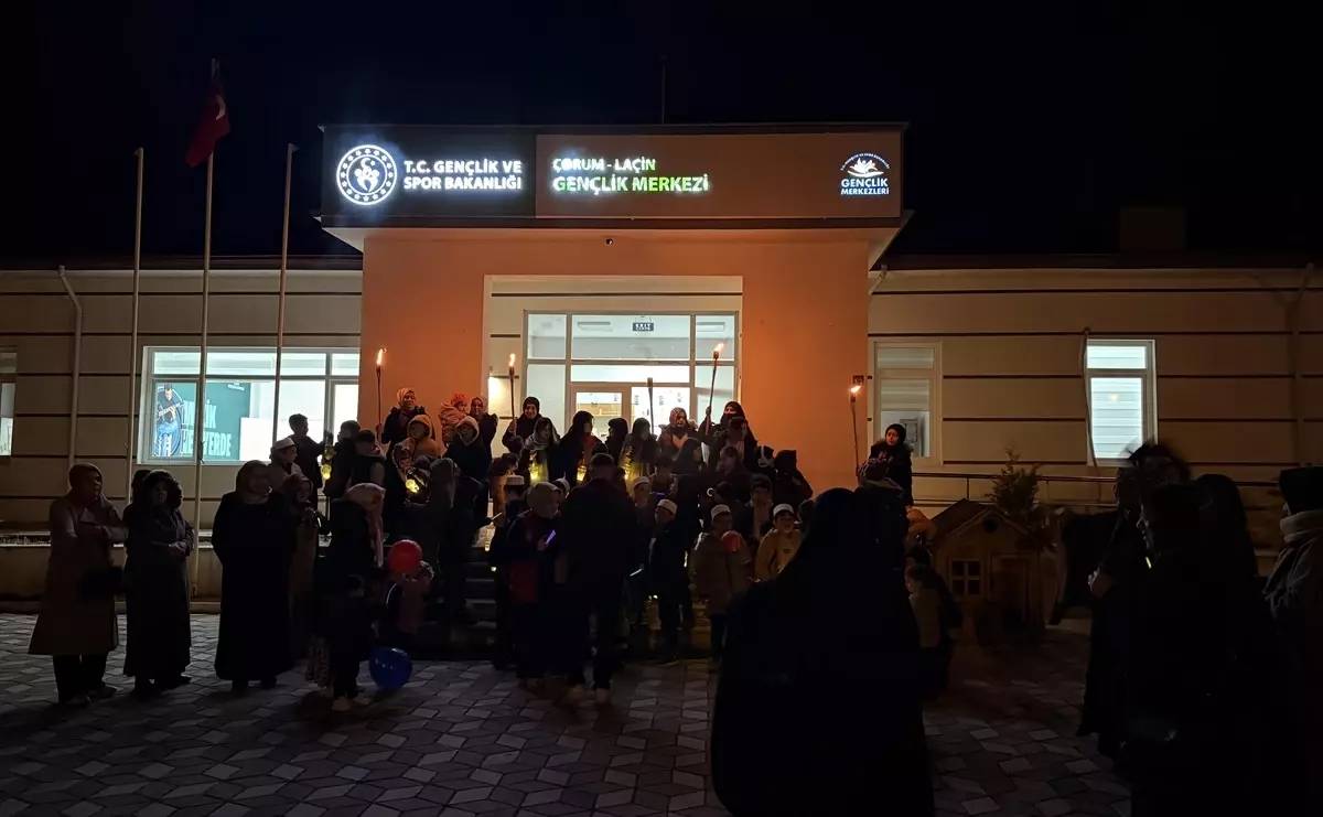 Çocuklar Fener Alayı ile Teravih Namazına Gitti