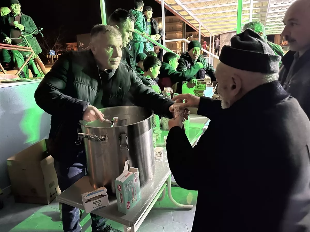 Kadir Gecesi\'nde Sıcak Süt İkramı