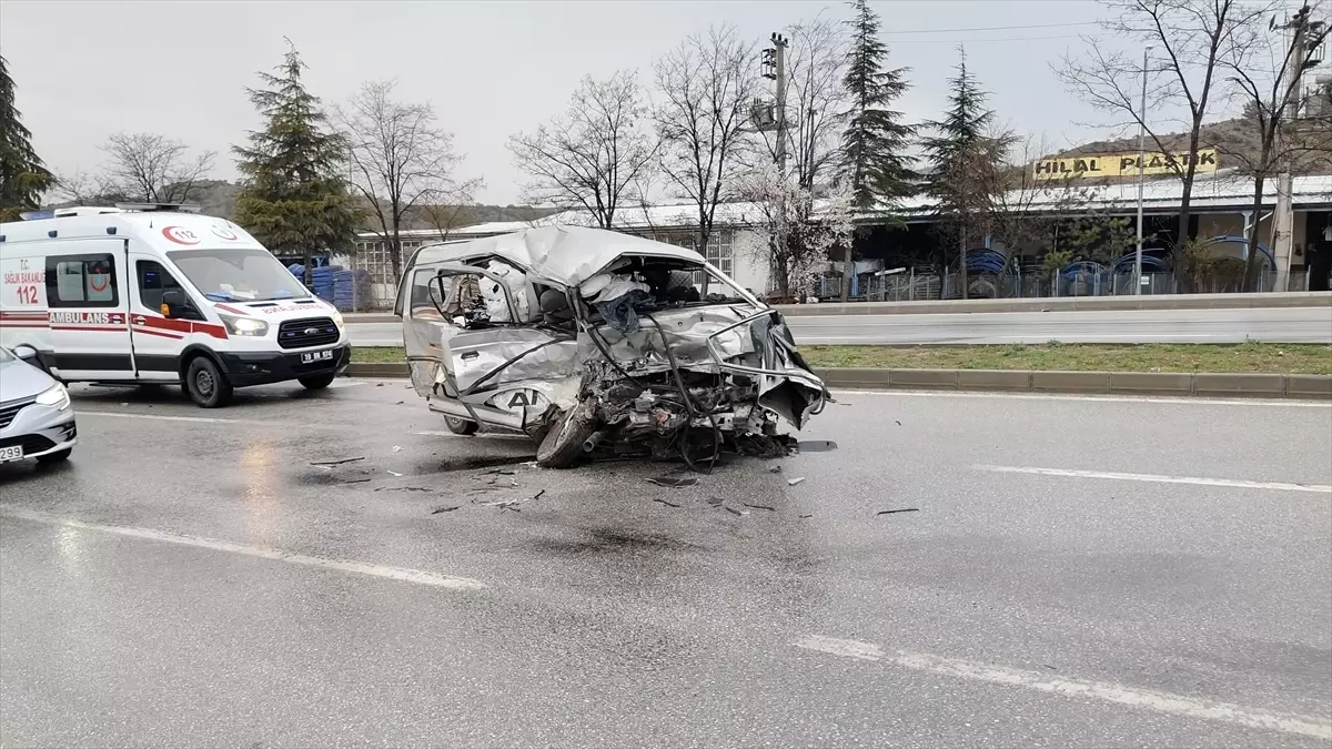 Çorum\'da Otobüs ve Kamyonet Çarpıştı