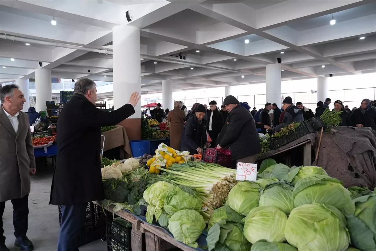 Demirbaş Pazar Ziyaretiyle Esnafla Buluştu