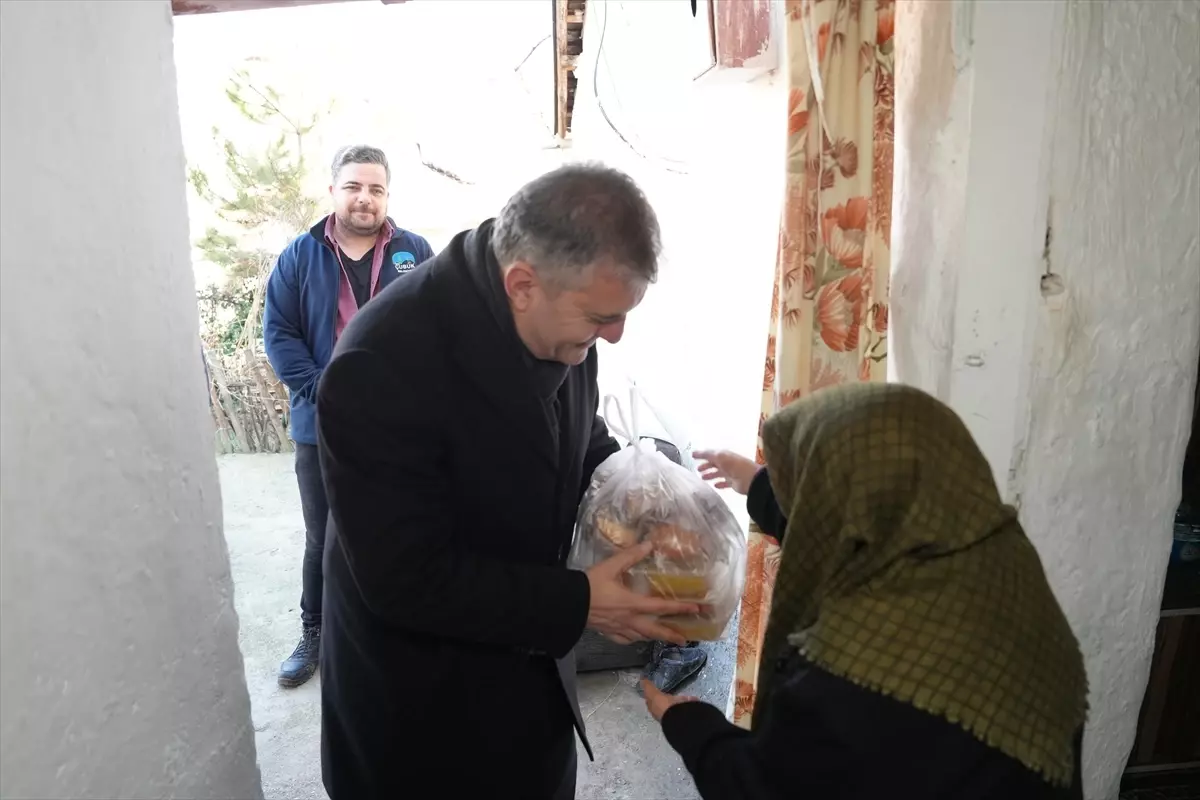 Çubuk\'ta \'Gönül Sofrası\' İftar Çadırı İlgiyi Üstüne Çekti