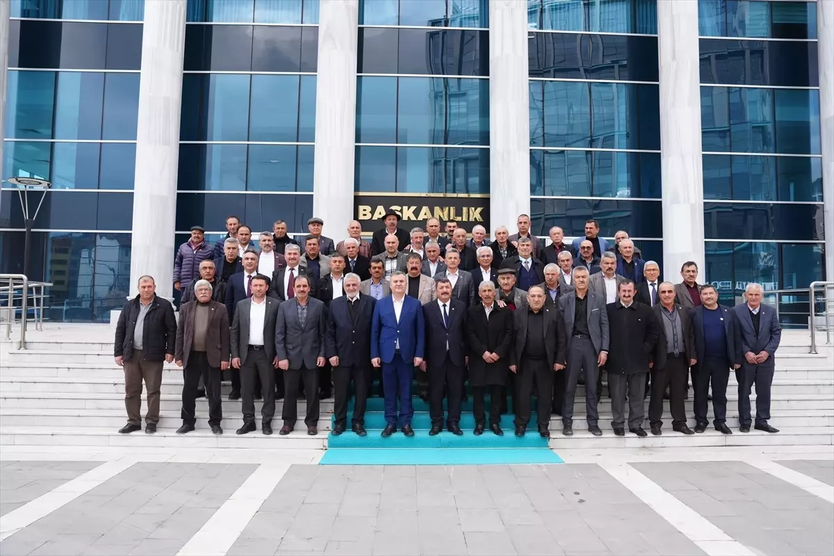 Muhtarlar, Bayramda Başkan Demirbaş\'ı Ziyaret Etti