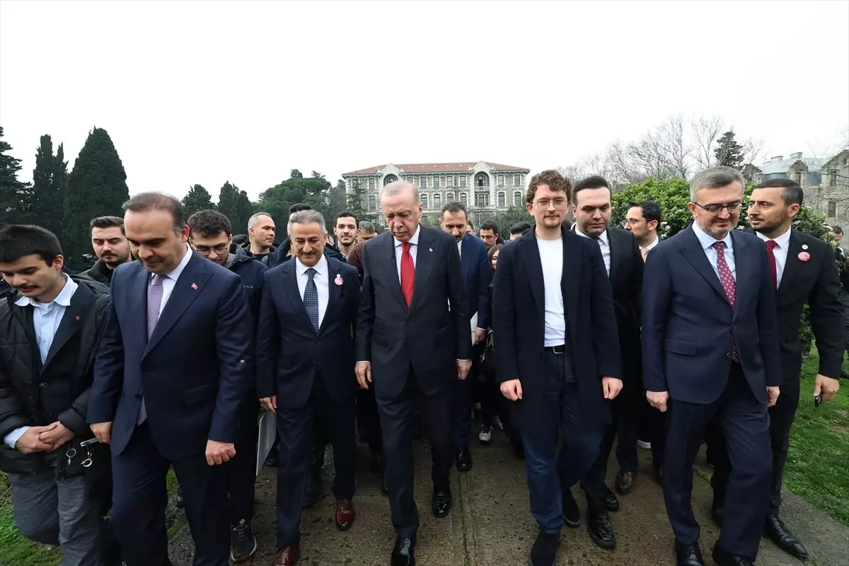 Cumhurbaşkanı Erdoğan, Boğaziçi Üniversitesi öğrencileri tarafından karanfillerle karşılandı