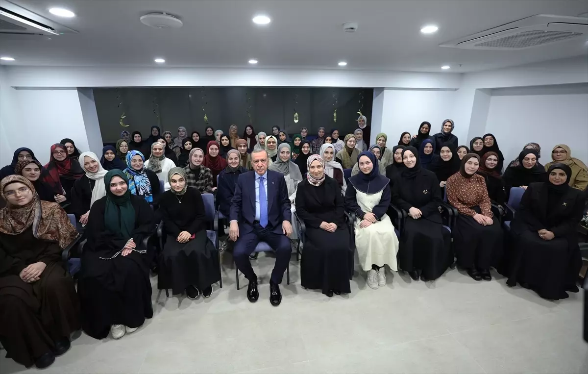 Cumhurbaşkanı Erdoğan, Marmara Üniversitesi Yükseköğrenim Kız Öğrenci Yurdu\'nu Ziyaret Etti