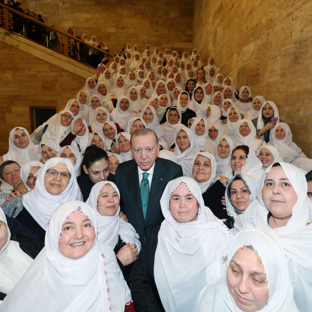Cumhurbaşkanı Erdoğan, Zeynep Güneş ve beraberindeki kadınlar ile fotoğraf çektirdi