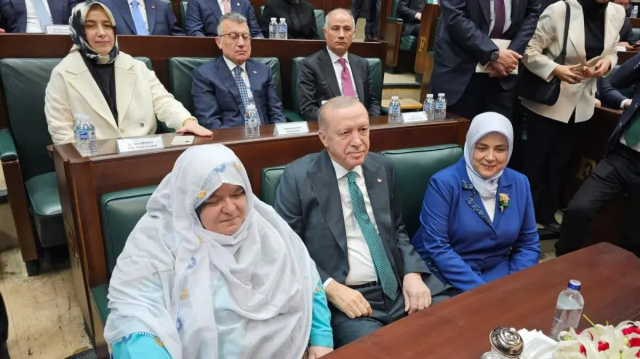 Cumhurbaşkanı Erdoğan, Zeynep Güneş ve beraberindeki kadınlar ile fotoğraf çektirdi