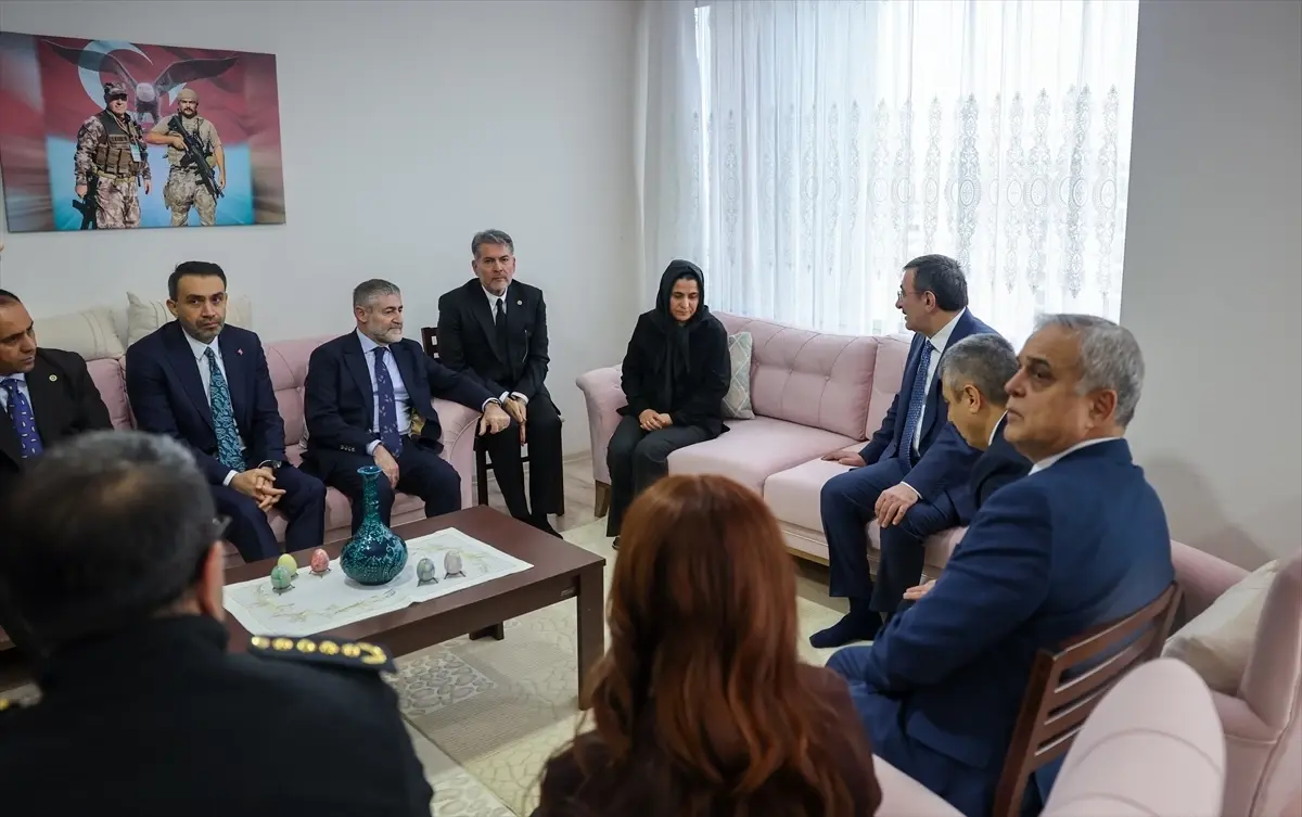 Cumhurbaşkanı Yardımcısı Yılmaz, Mersin\'de şehit baba-oğulun ailesini ziyaret etti