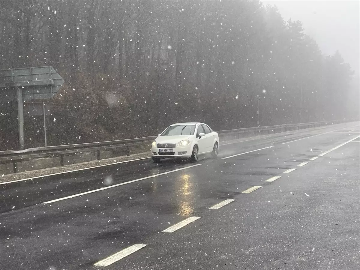 Bolu Dağı\'nda Kar Yağışı Ulaşımı Etkiliyor