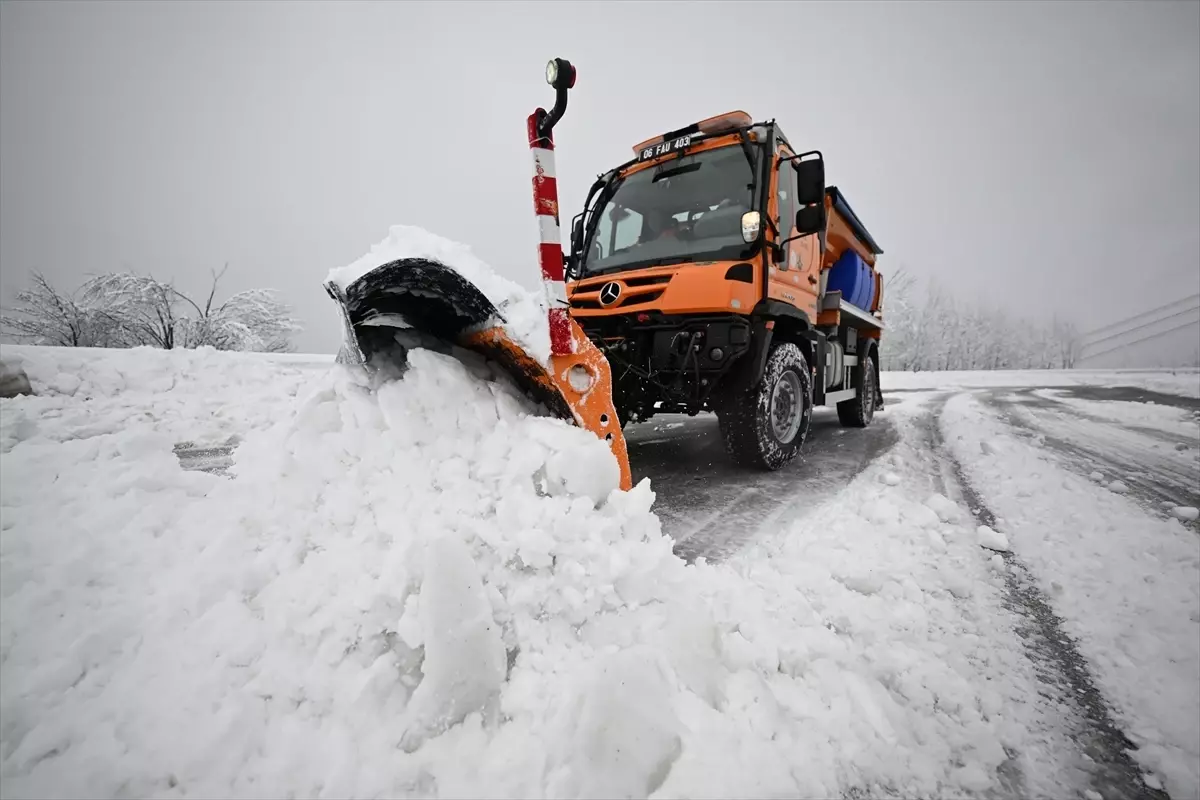 Bolu Dağı\'nda Kar Yağışı Devam Ediyor