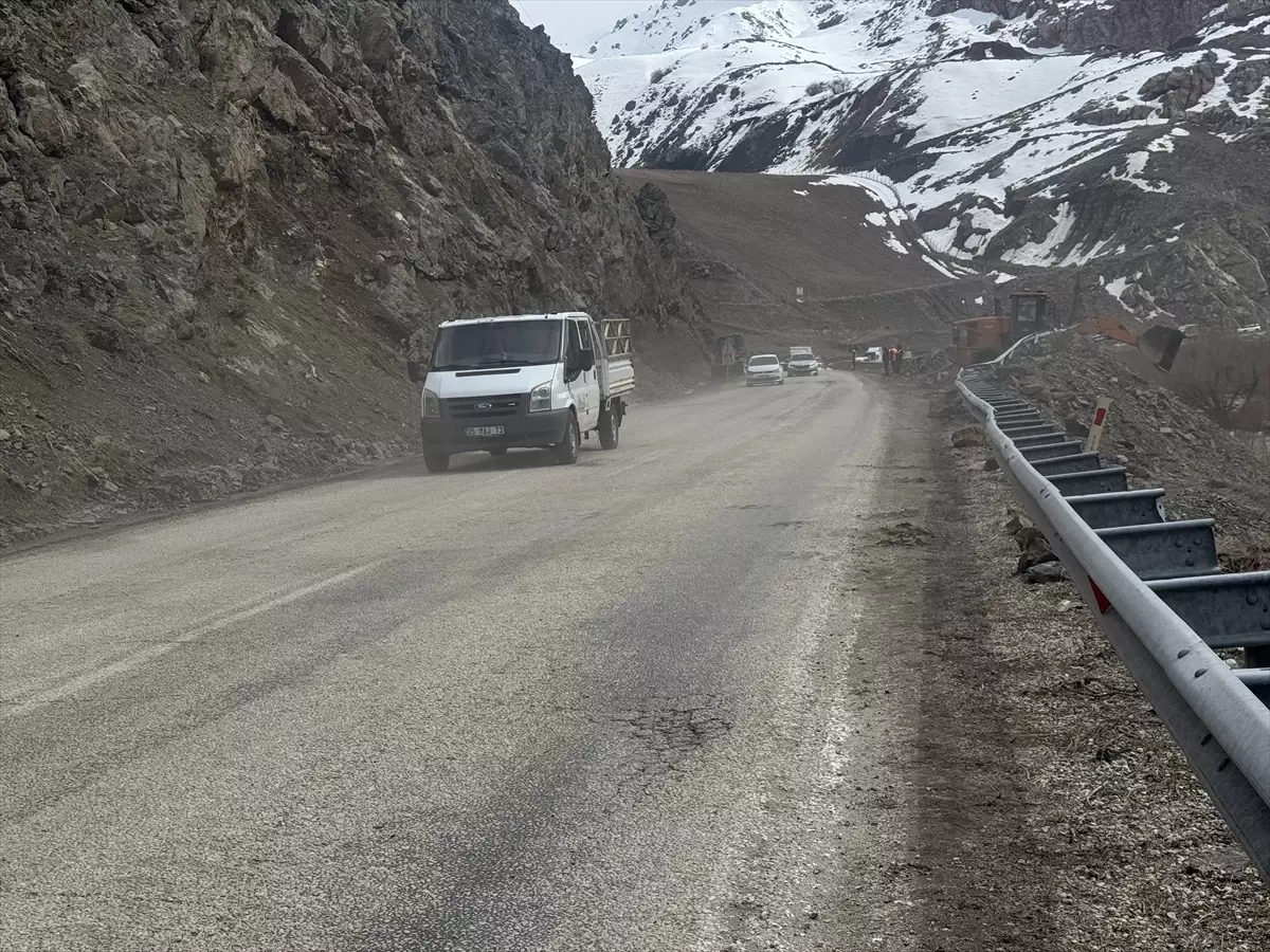 Hakkari\'de Düşme Tehlikesi Olan Kayalar İndiriliyor