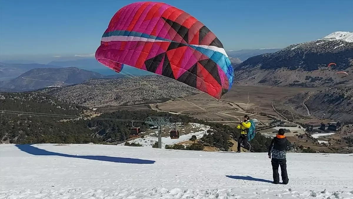 Davraz\'da Kış Sezonu Yamaç Paraşütü Heyecanı