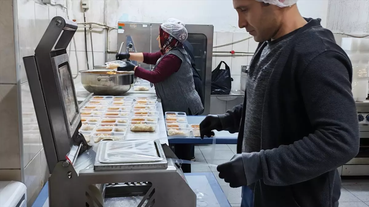 Demirci\'de İftar Yardımları Devam Ediyor