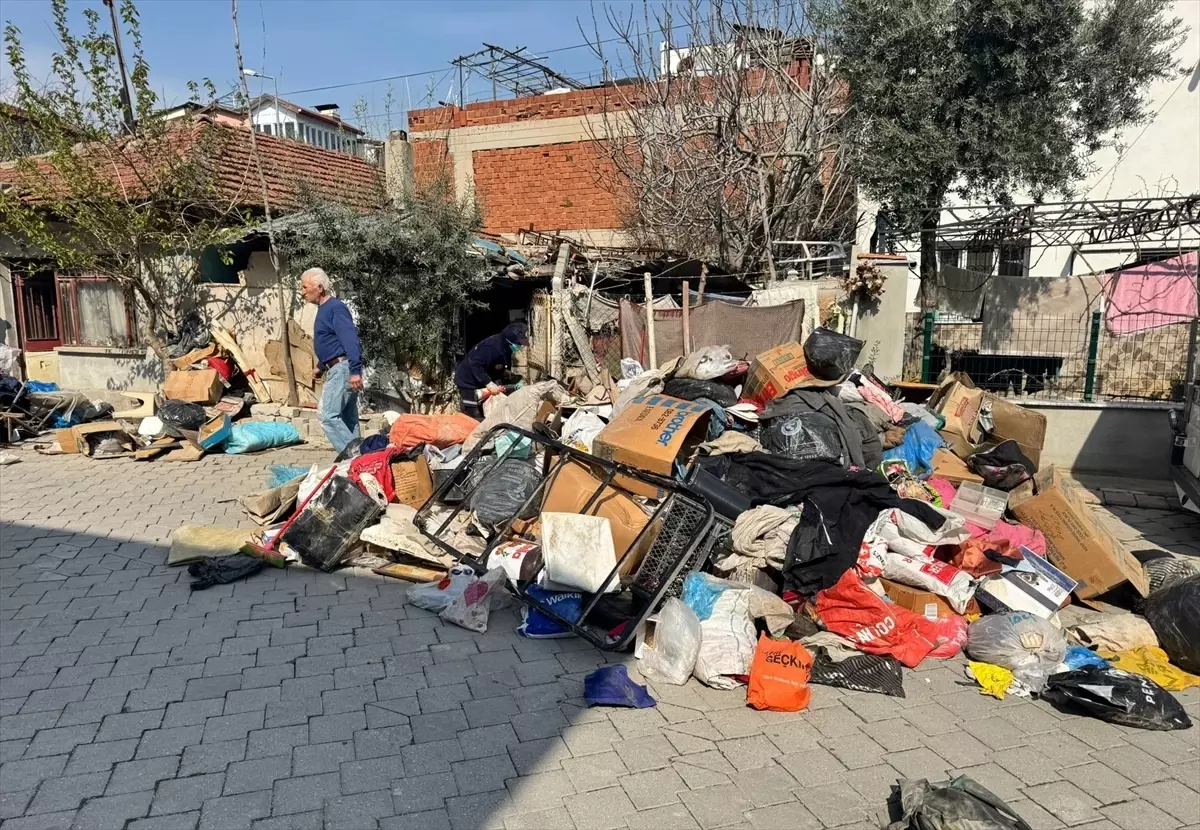 Denizli\'de Bir Evden 3 Kamyon Çöp Çıkartıldı