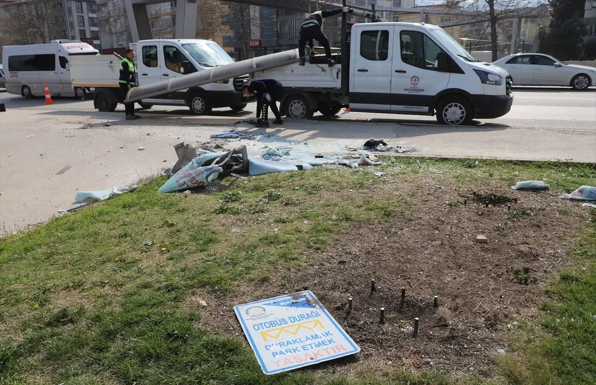 Pamukkale\'de Minibüs Otobüs Durağına Çarptı