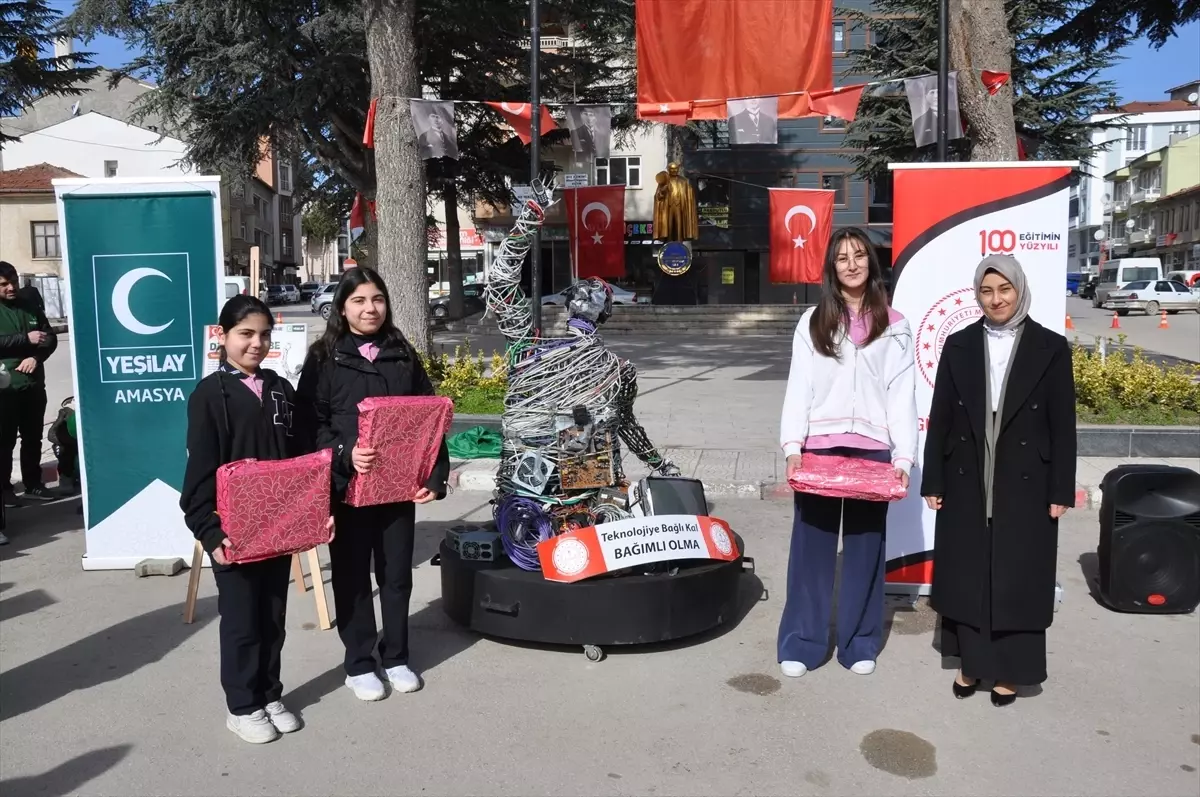 Dijital bağımlılığa atık elektronik malzemelerden yapılan "Dijital Ucube" heykeliyle dikkati çekildi