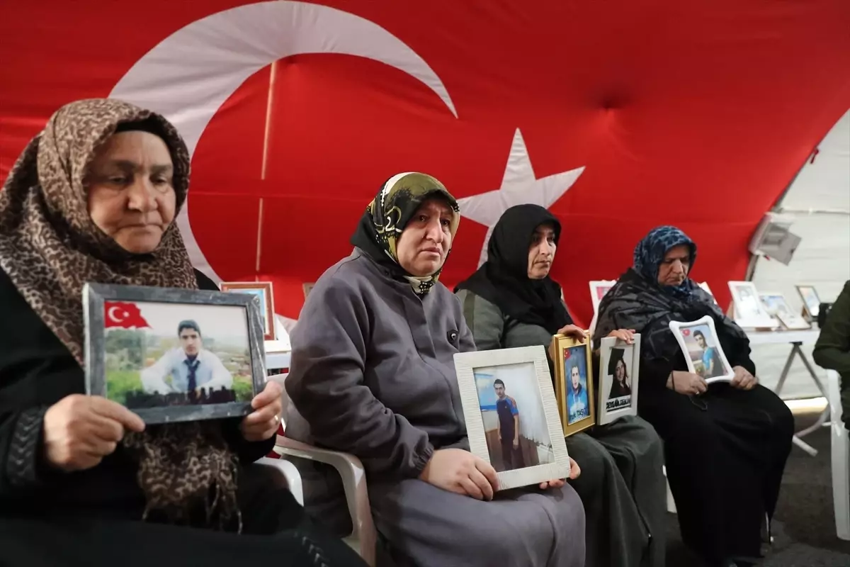 Diyarbakır Anneleri Bayramda Evlat Nöbeti Sürdürüyor