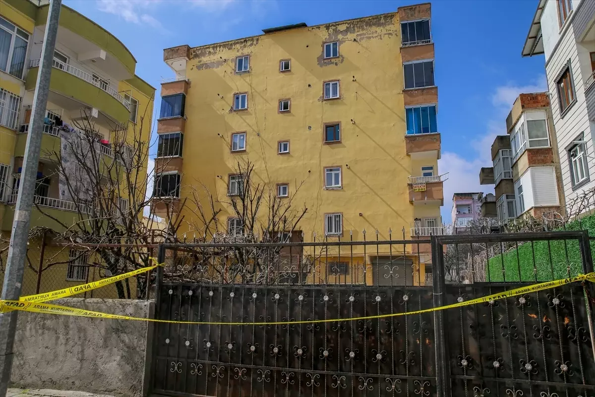 Diyarbakır\'da Bina Ses İhbarı Üzerine Tahliye Edildi