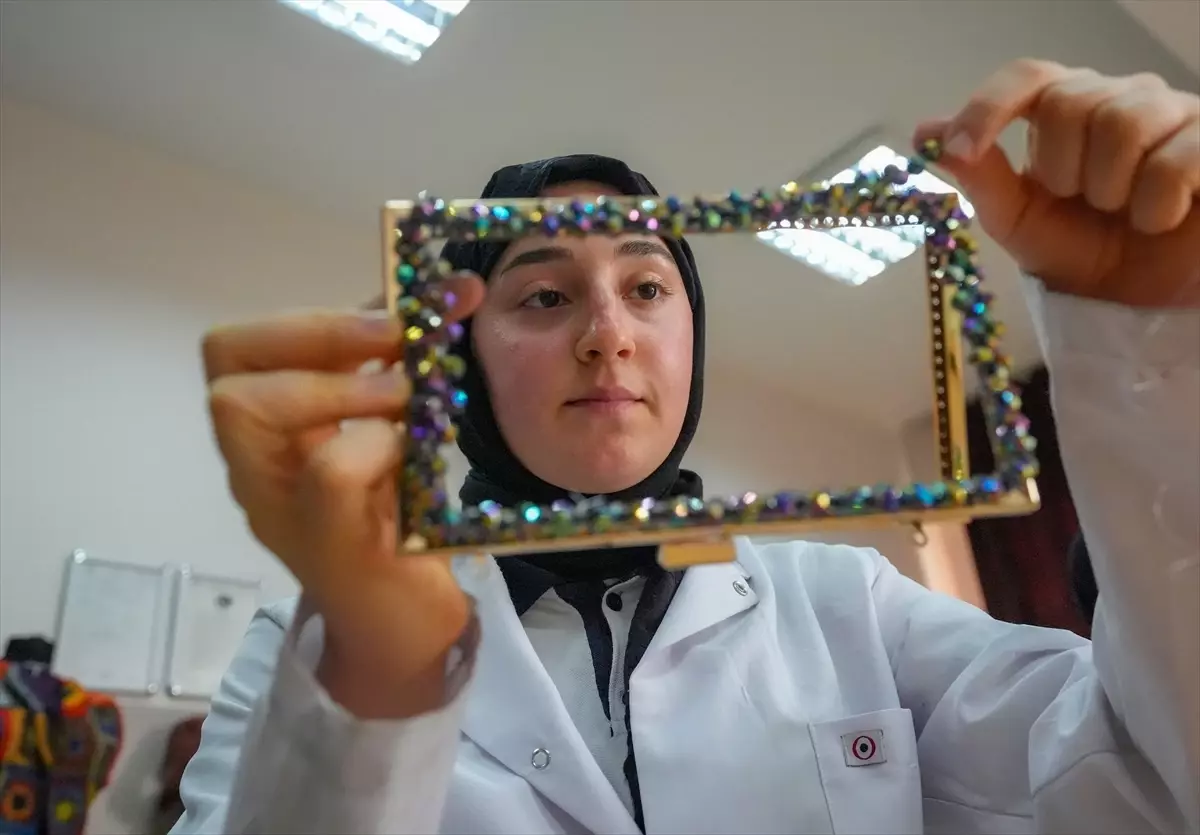 Diyarbakır\'da eskiyen çeyizlik ürünler "sıfır atık" temasıyla çantaya dönüştürülüyor