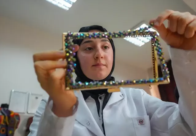 Diyarbakır’da eskiyen çeyizlik ürünler “sıfır atık” temasıyla çantaya dönüştürülüyor