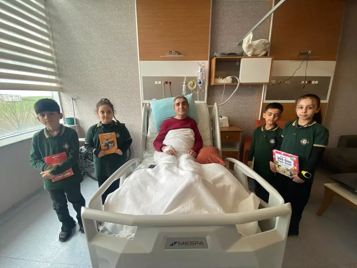 Minik Öğrenciler Hastalara Moral Kitapları Okuyor