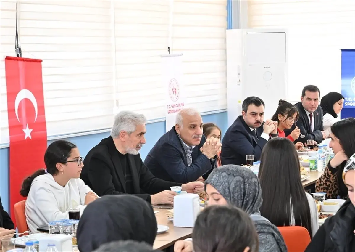 Vali Zorluoğlu Gençlerle Buluştu