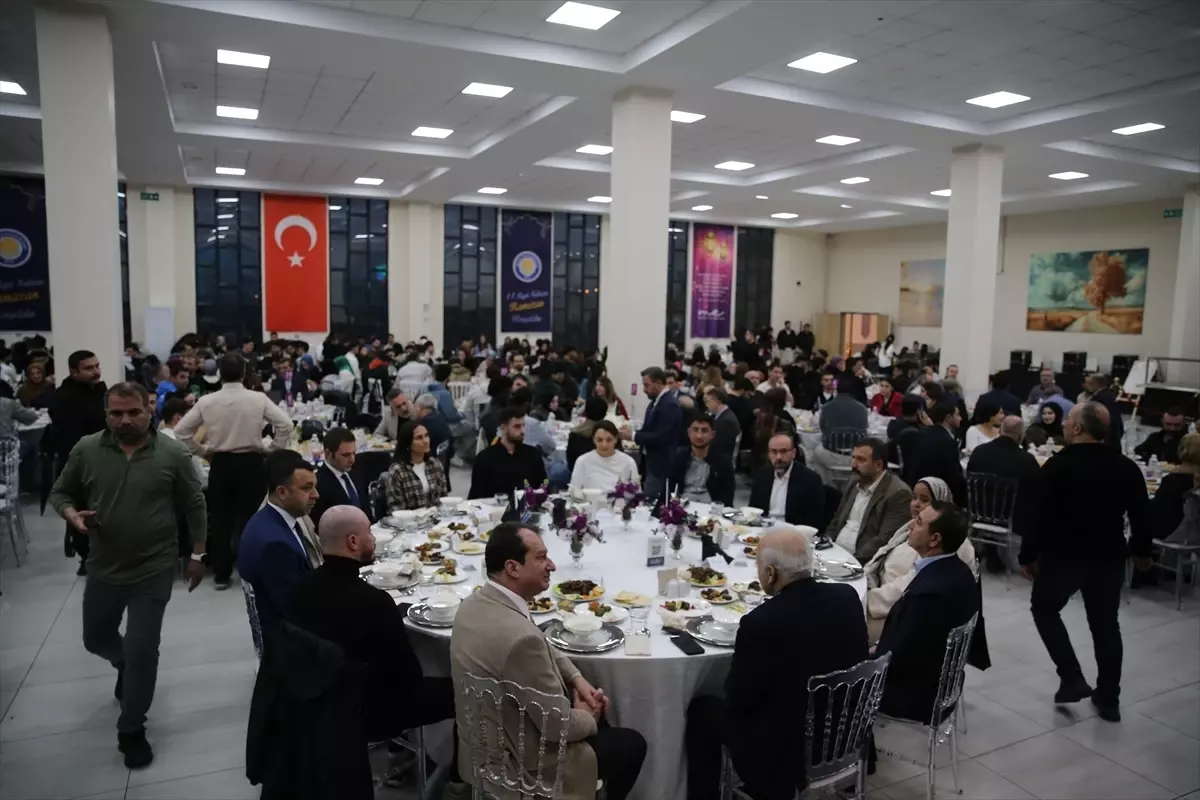 Vali Zorluoğlu öğrencilerle iftarda buluştu