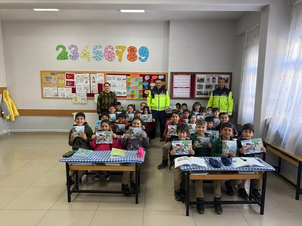 Doğanşehir\'de jandarmadan öğrencilere trafik semineri