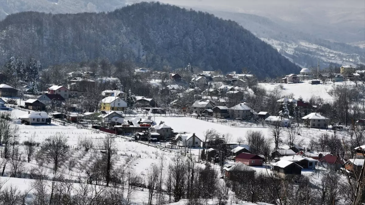 Düzce\'de Kış Manzarası: Karla Kaplanan Dağ Köyleri