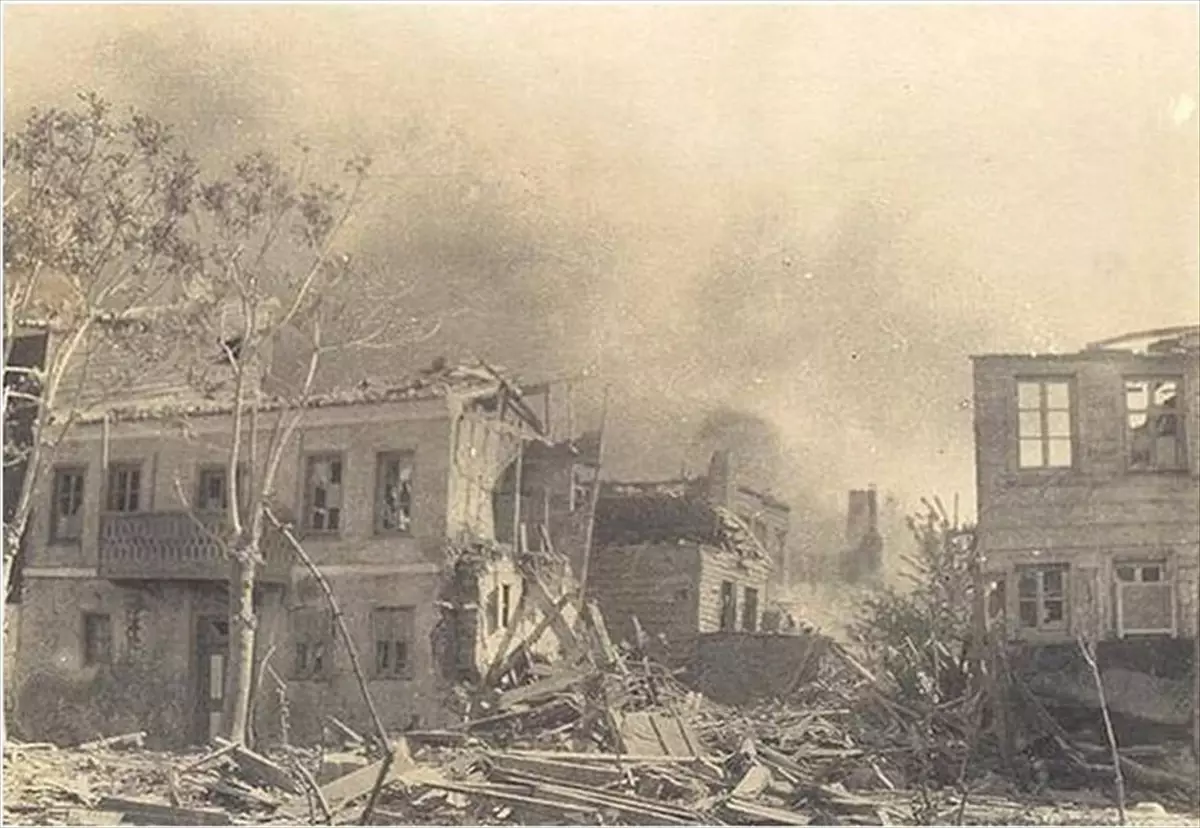 Çanakkale\'de 18 Mart 1915\'te Yangın ve Savaş: Tarihe Tanıklık Eden Bir Felaket