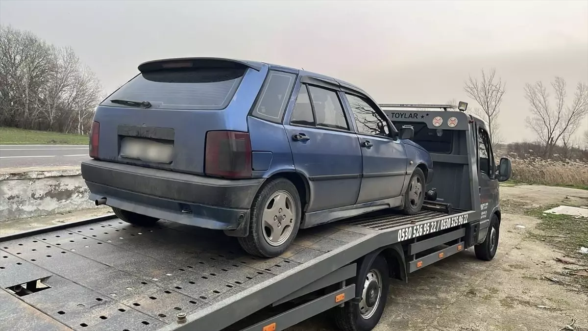 Edirne\'de Trafik Kontrolünde Yakalanan Araç Otoparka Çekildi