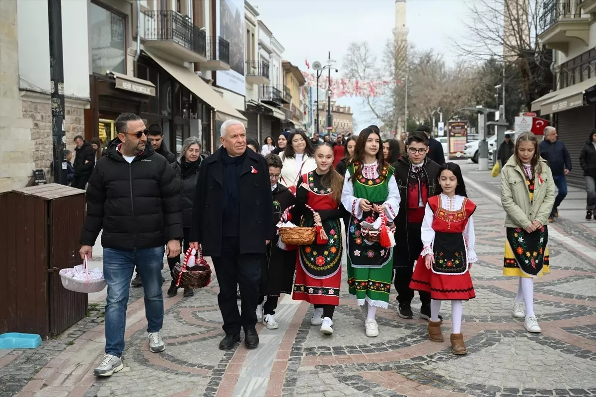 Bahar Kutlaması: Marteniçka Bilekliği Dağıtımı